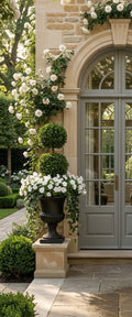 Banner décoratif Jardin d'hiver - Porte-fenêtre cintrée avec rosiers blancs grimpants et urne Médicis, ambiance jardin à la française