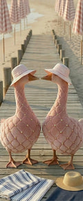 Banner décoratif Mesdames de velours - Deux oies décoratives rose poudré capitonné avec perles et chapeaux vichy, ponton bois, parasols rayés rose, serviette marinière, ambiance bord de mer chic