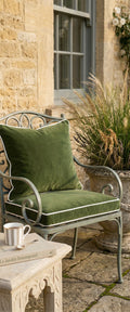 Banner décoratif Coin provençal - Fauteuil en fer forgé blanc avec coussins vert olive, herbes de pampa et mur en pierre