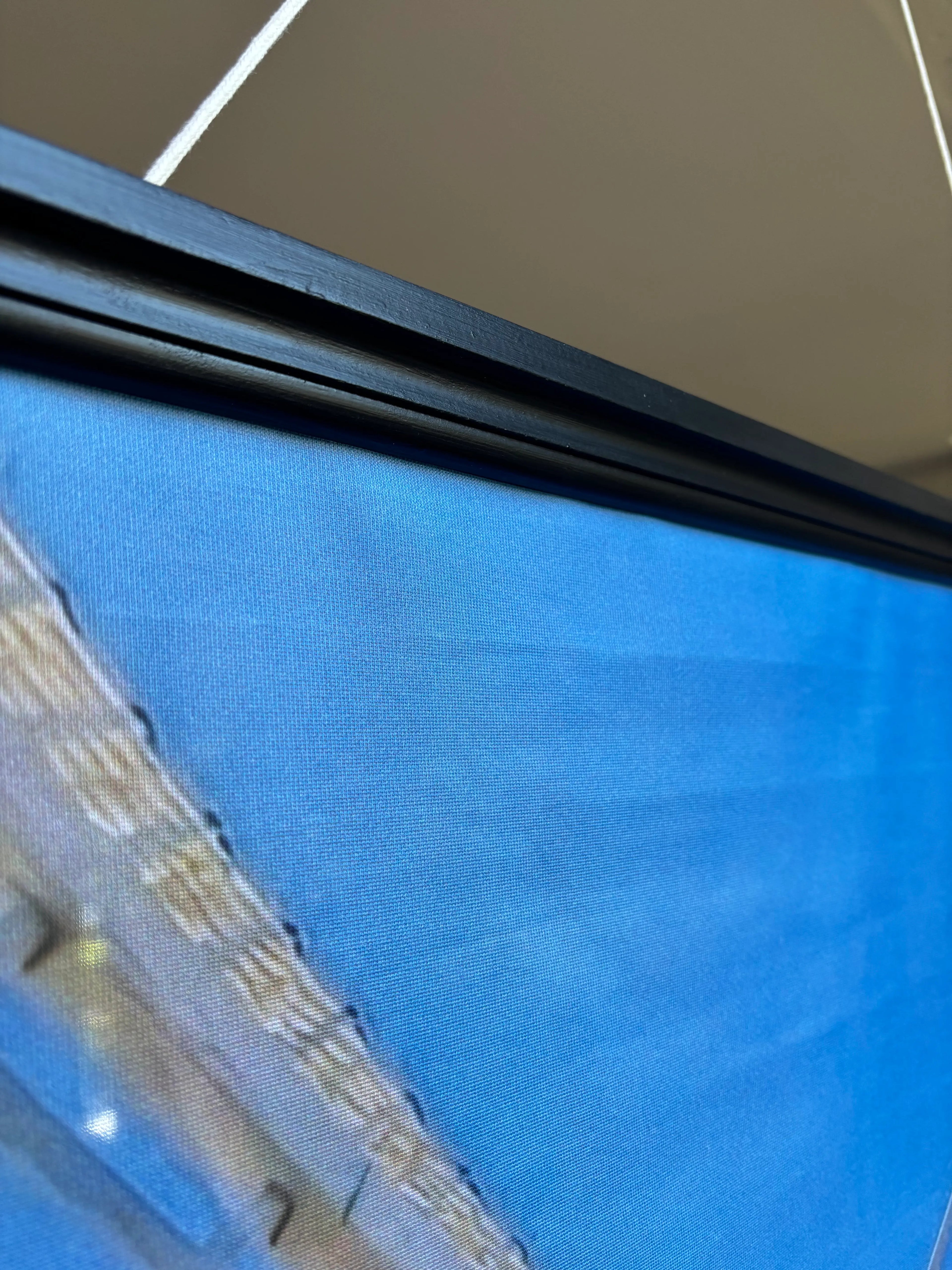 Banner décoratif Moulins des dunes - Vue banner suspendu avec barre fixation noire et corde blanche, toile bleu vif semi-transparente microperforée, visibilité recto/verso