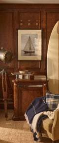 Banner décoratif Weekend huppé - Bureau gentleman en acajou avec tableau voilier, projecteur marine en laiton et fauteuil plaid carreaux, ambiance club nautique