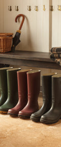 Banner décoratif Weekend campagne - Bottes en caoutchouc vert olive bordeaux et noir, parapluie et panier en osier, ambiance cottage anglais