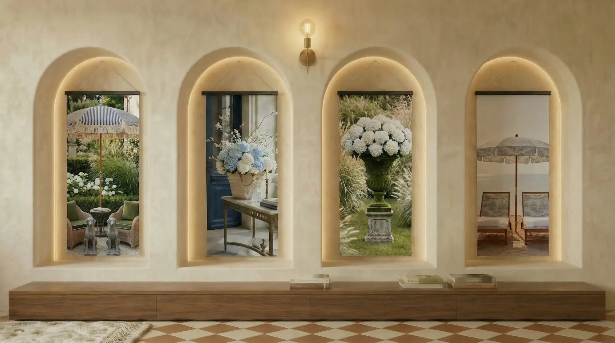 Quatre bannières décoratives artisanales Vitrines Fanchon représentant des scènes élégantes — jardin fleuri, bouquets d'hortensias, vue mer — exposées dans des arcades en pierre beige