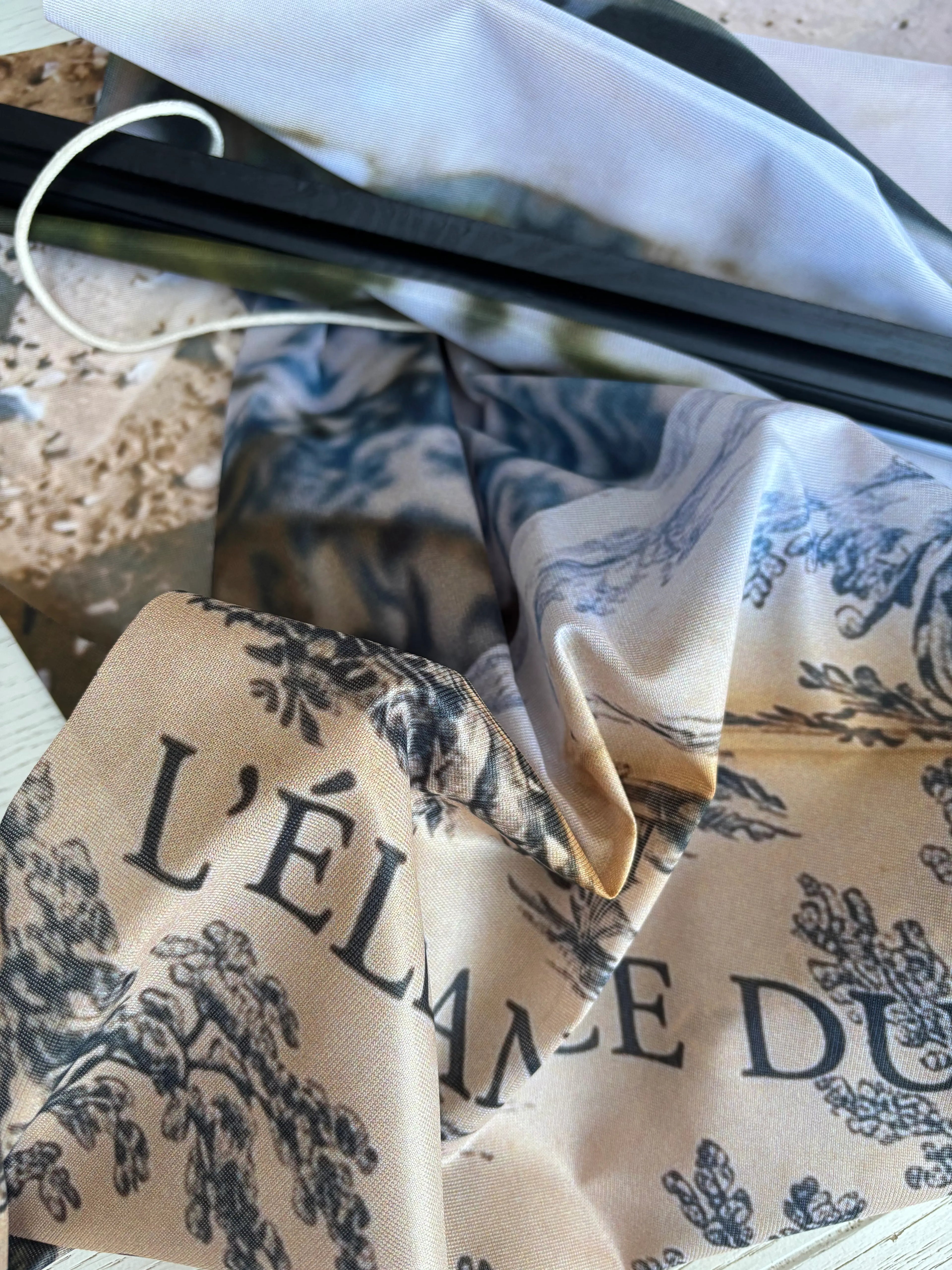 Détail qualité tissu Banner Bateau de pêche - Toile microperforée beige et bleu marine avec motifs Toile de Jouy et typographie élégante, finition artisanale