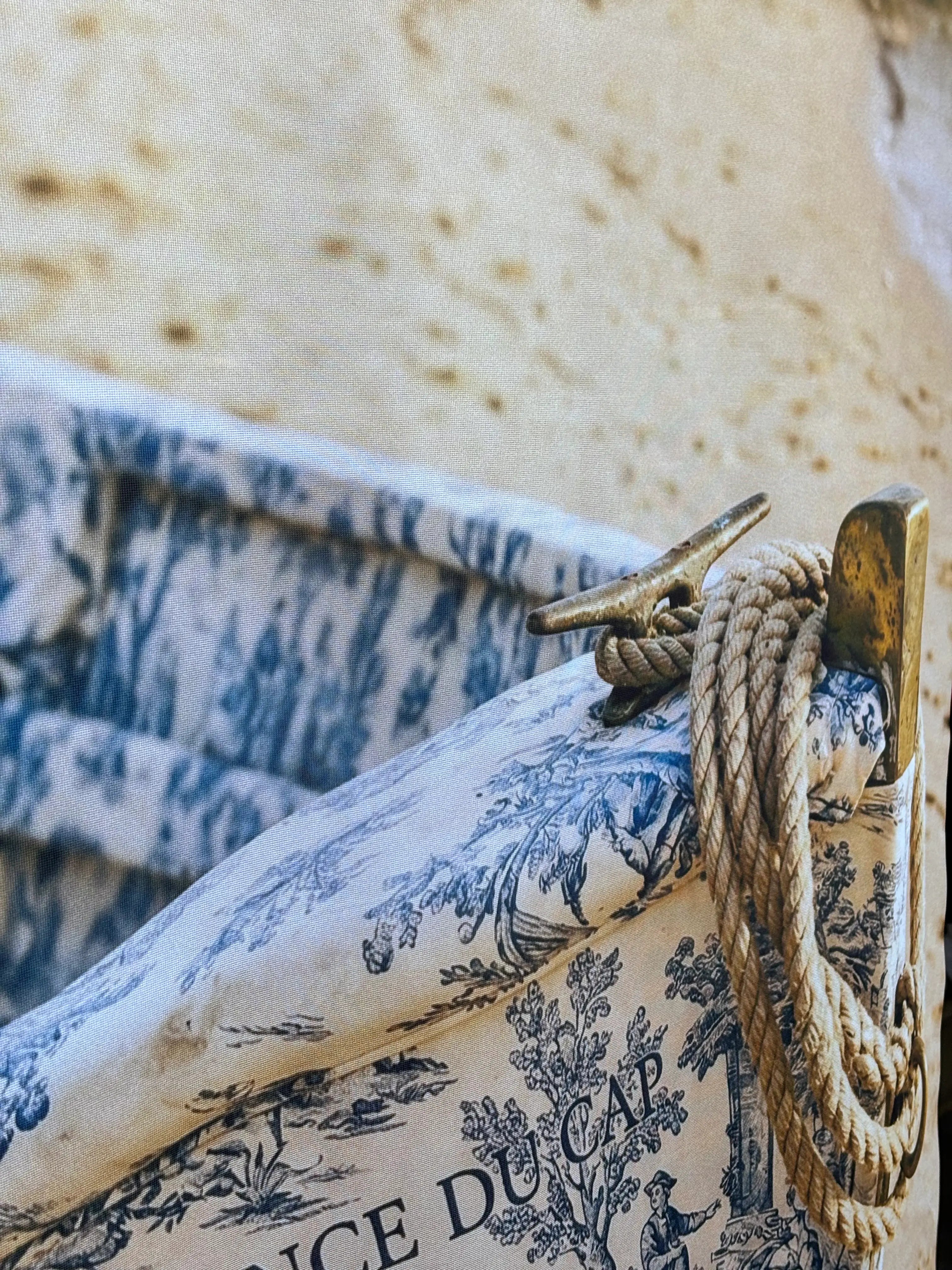 Détail toile Banner Bateau de pêche - Tissu Toile de Jouy bleu marine avec scènes champêtres, taquet laiton et corde tressée, qualité impression haute définition