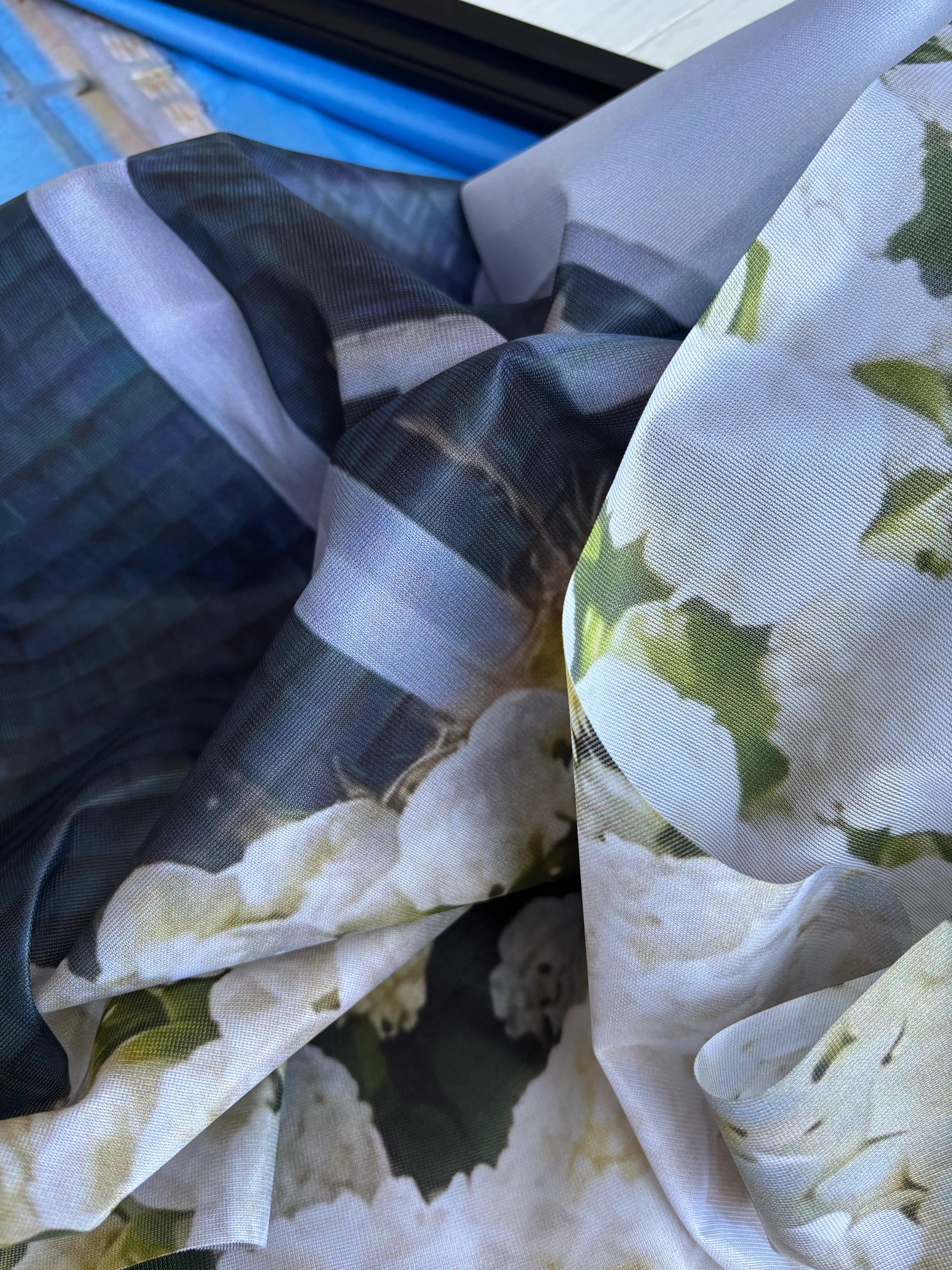 Détail qualité tissu Banner Moulins des dunes - Toile microperforée semi-transparente avec impression hortensias blancs haute définition, finition artisanale soignée