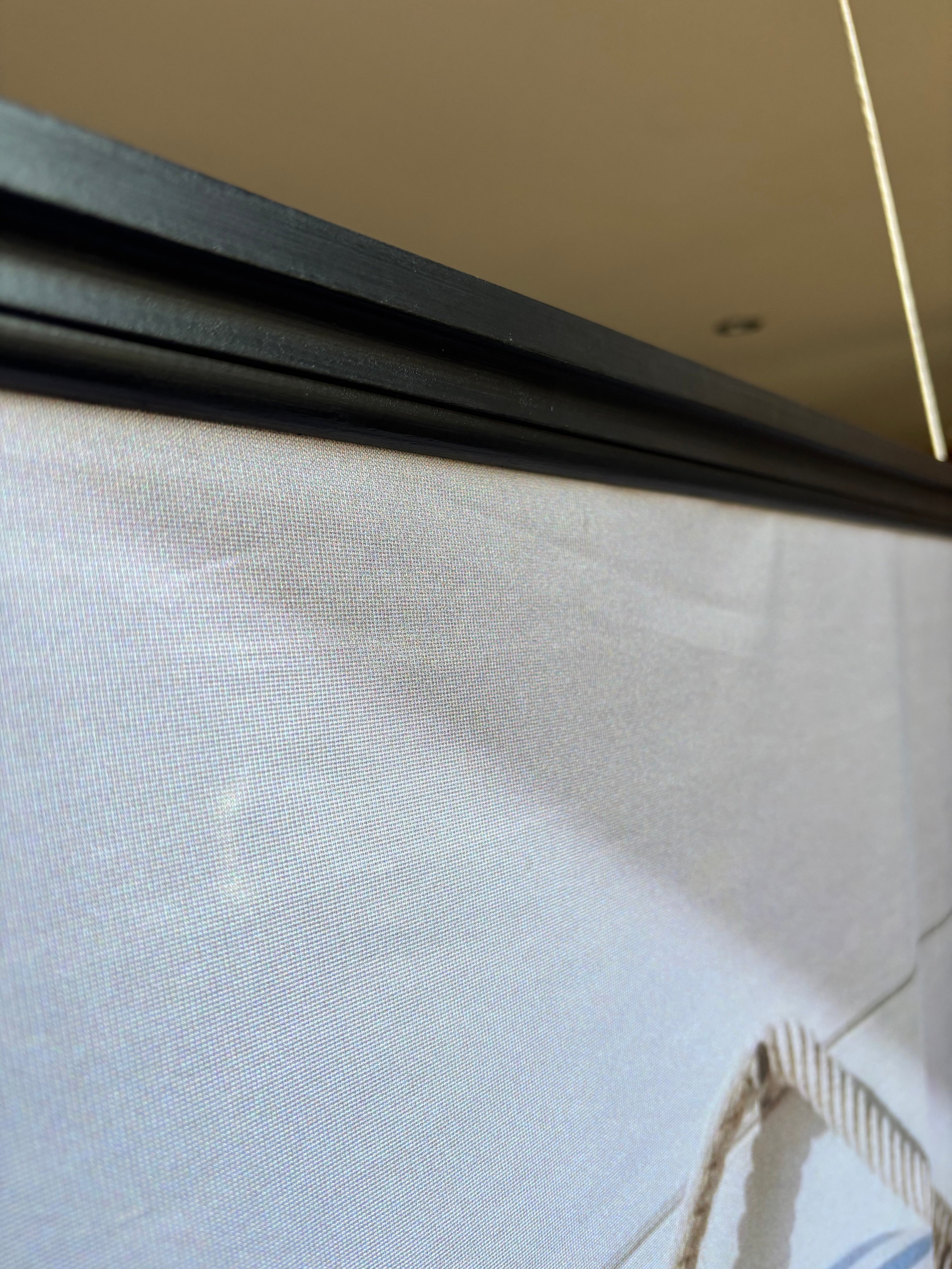 Banner Bouée rayée bleue 75x180cm – détail fixation baguette noire mat pour vitrine