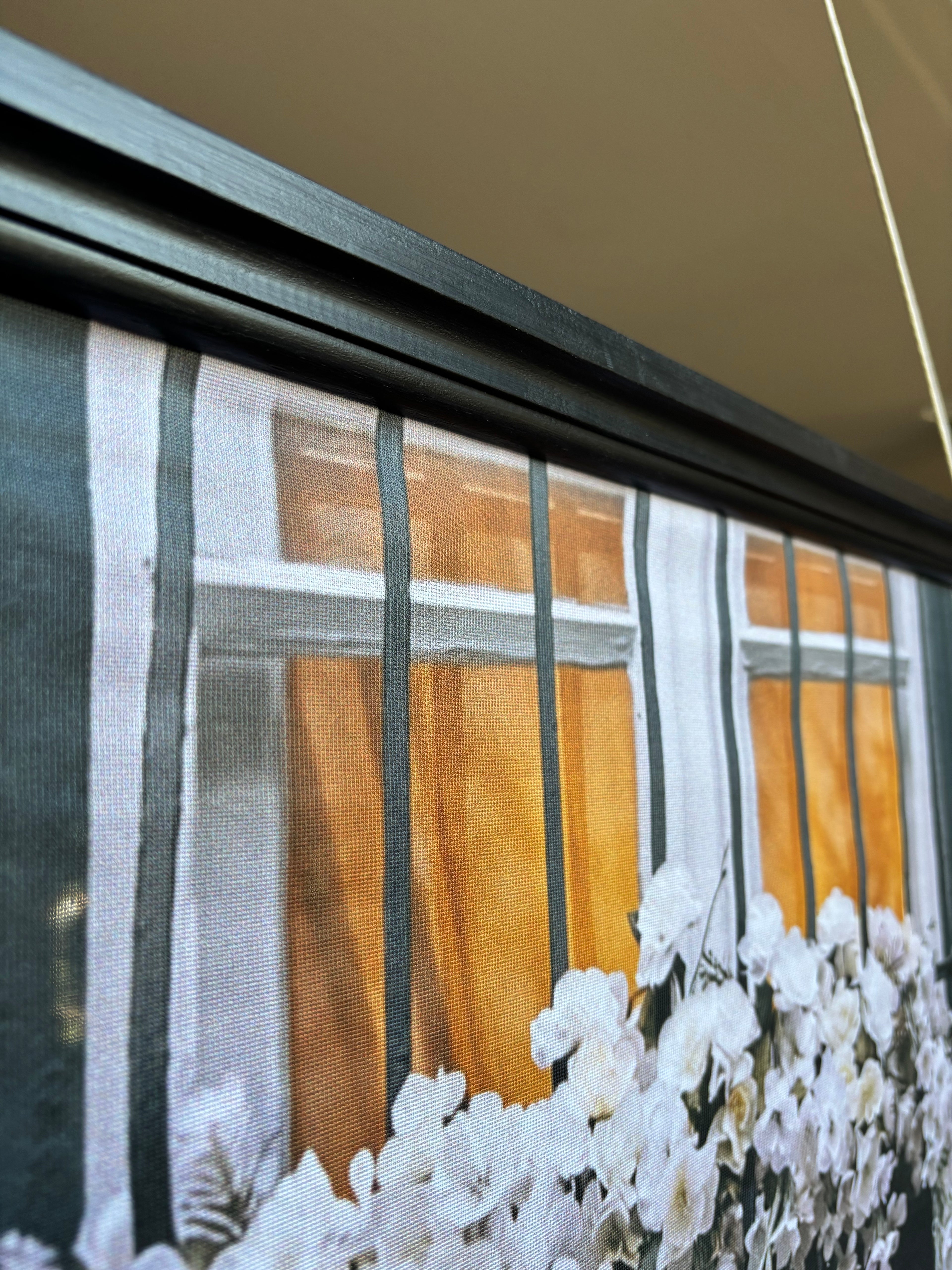 Banner Cocon de laine 75x180cm – détail fixation baguette noire mat pour vitrine
