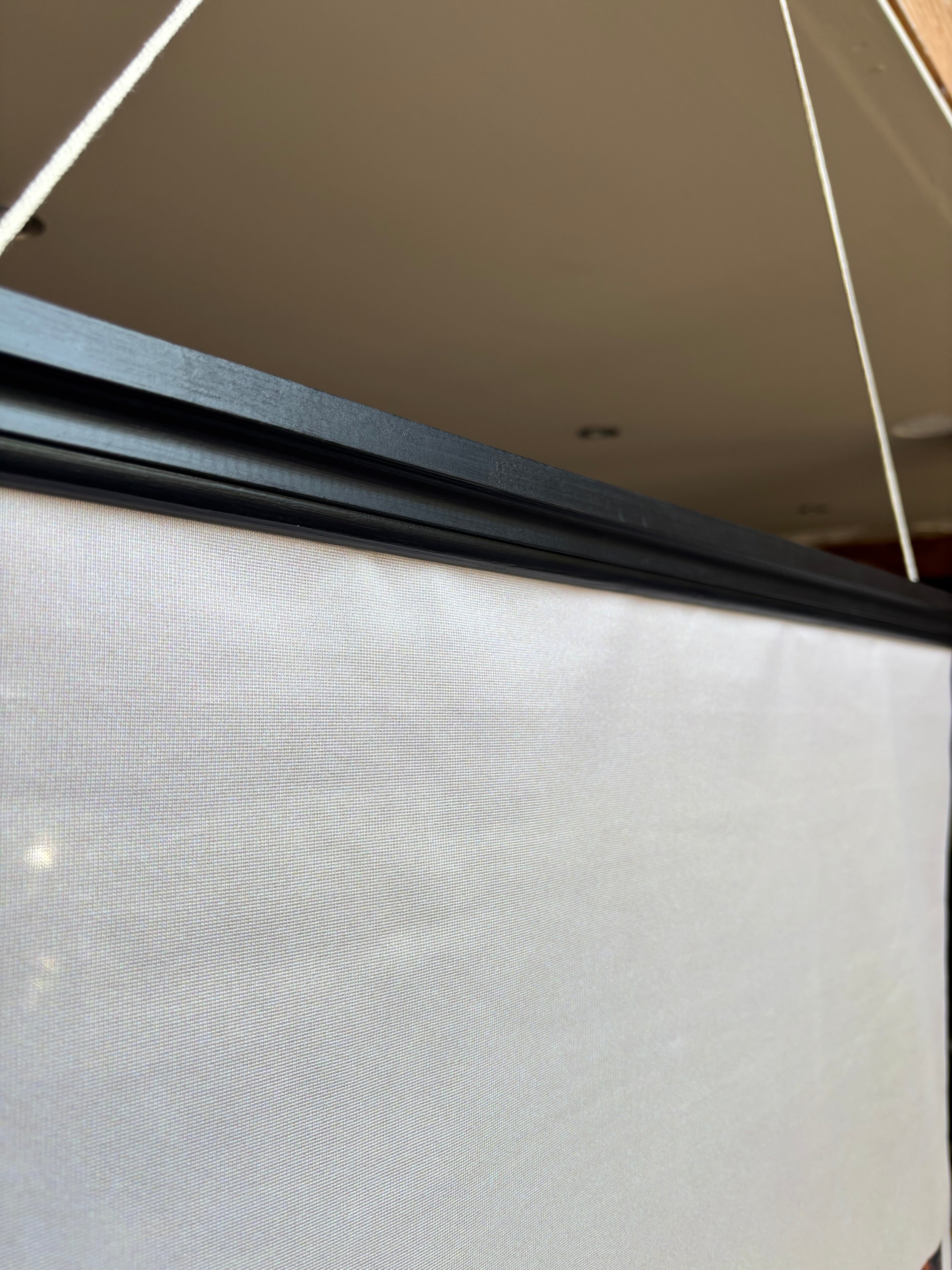 Banner Moment à deux 75x180cm – détail fixation baguette noire mat pour vitrine