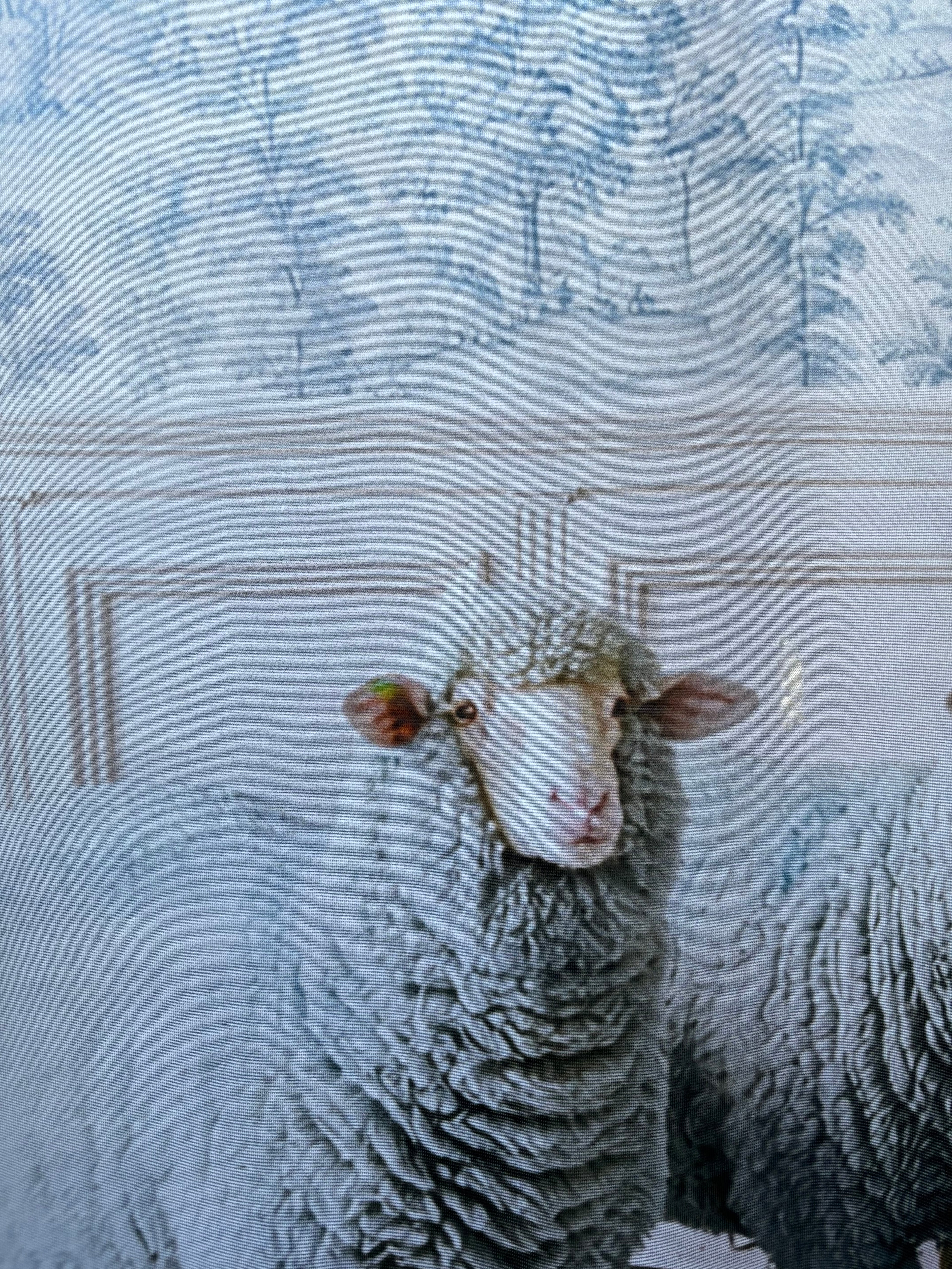 Banner décoratif Mouton bleu ciel 75x180cm – mouton toile de Jouy bleue boiserie blanche décoration vitrine