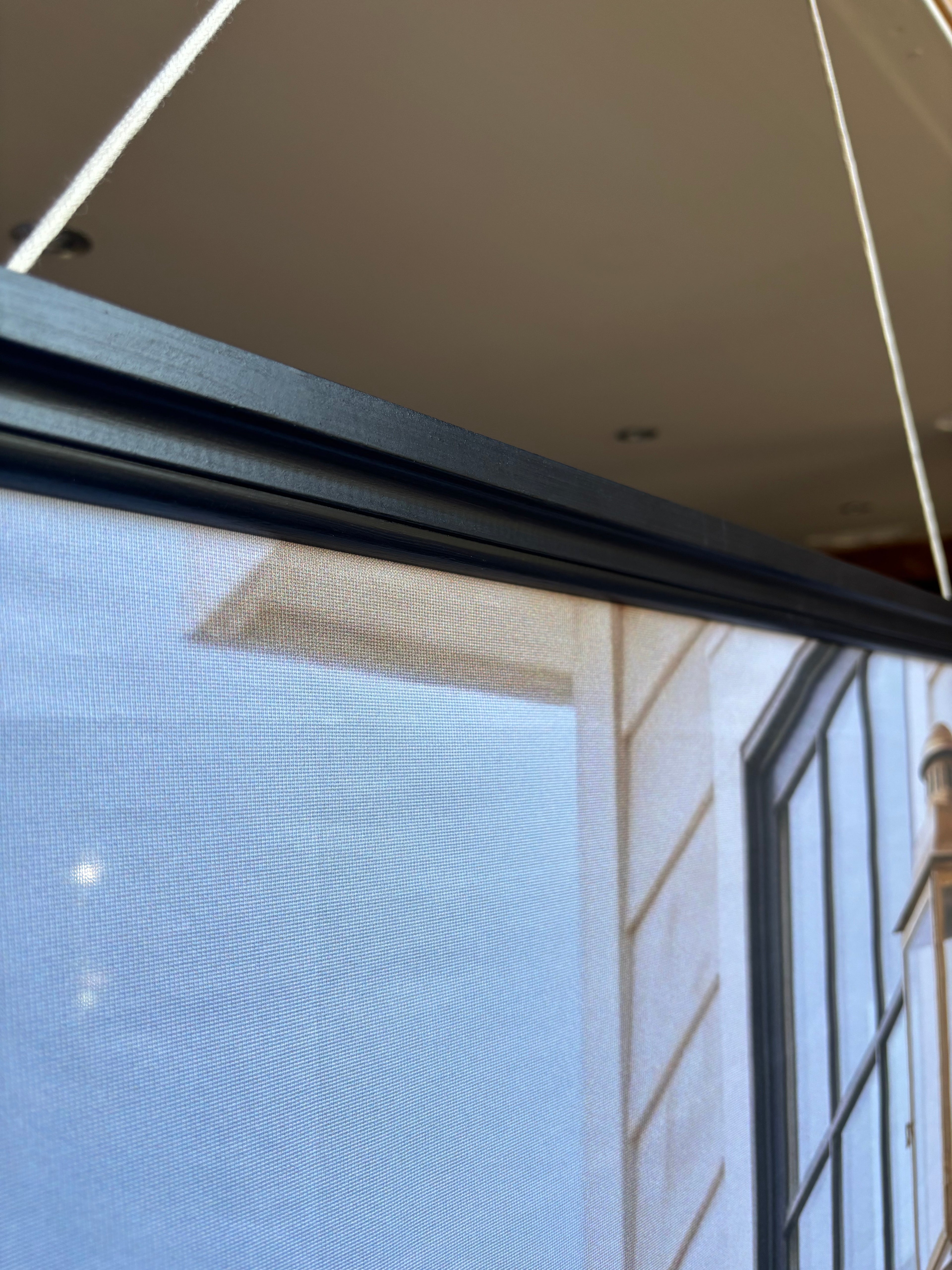 Banner Pavillon blanc 75x180cm – détail fixation baguette noire mat pour vitrine