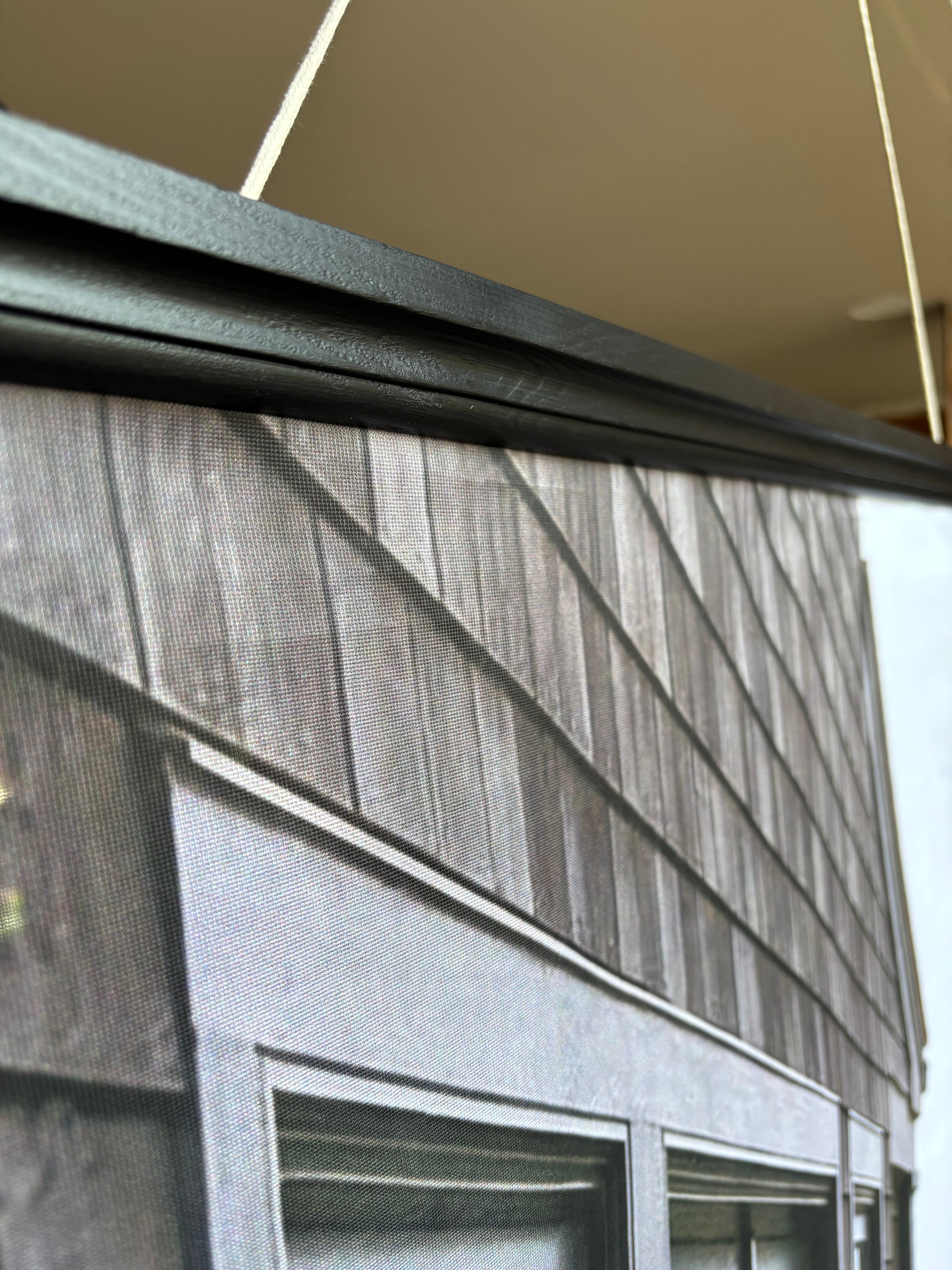 Banner Pavillon des dunes 75x180cm – détail fixation baguette noire mat pour vitrine