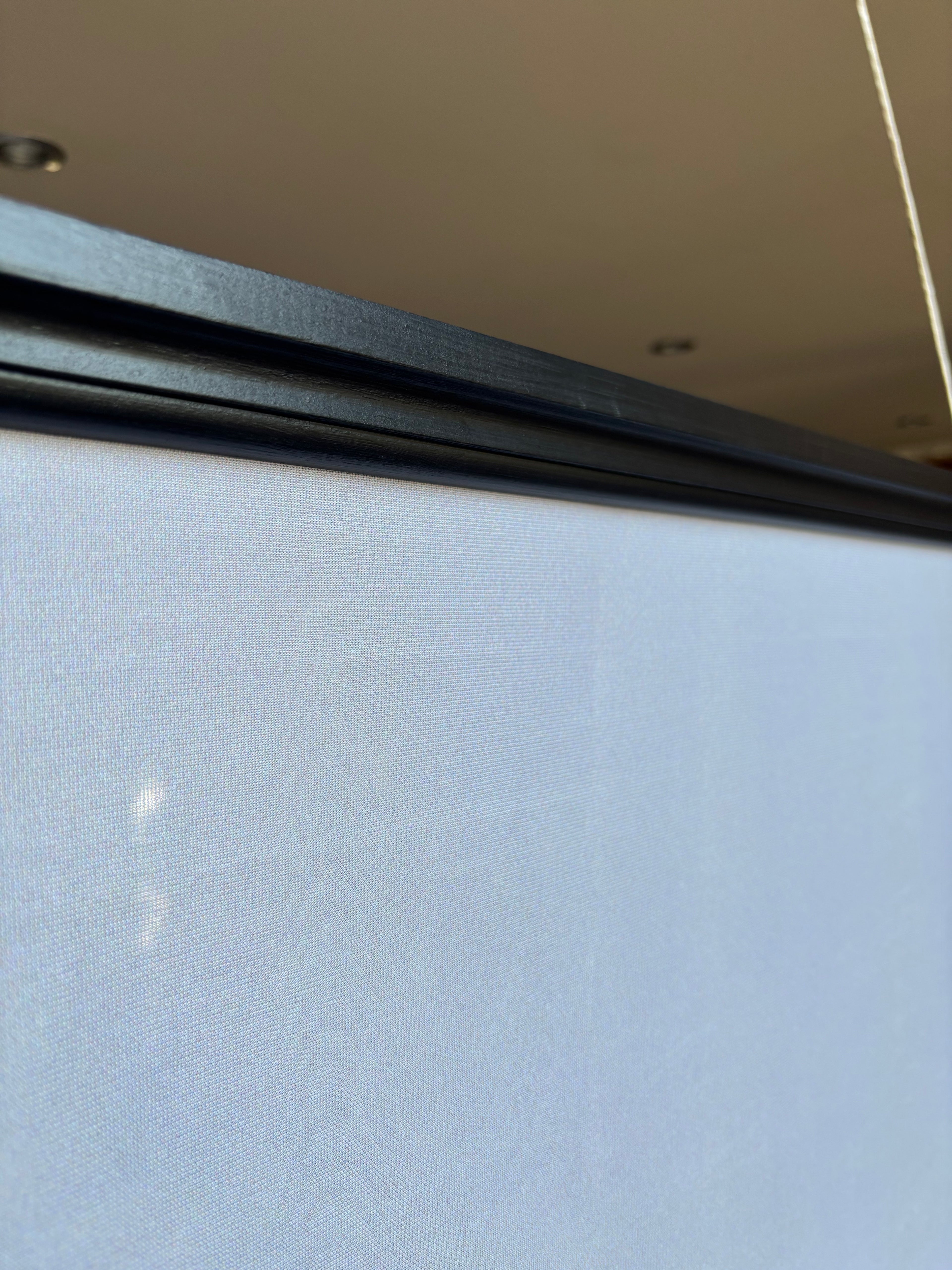 Banner Plage & transat 75x180cm – détail fixation baguette noire mat pour vitrine