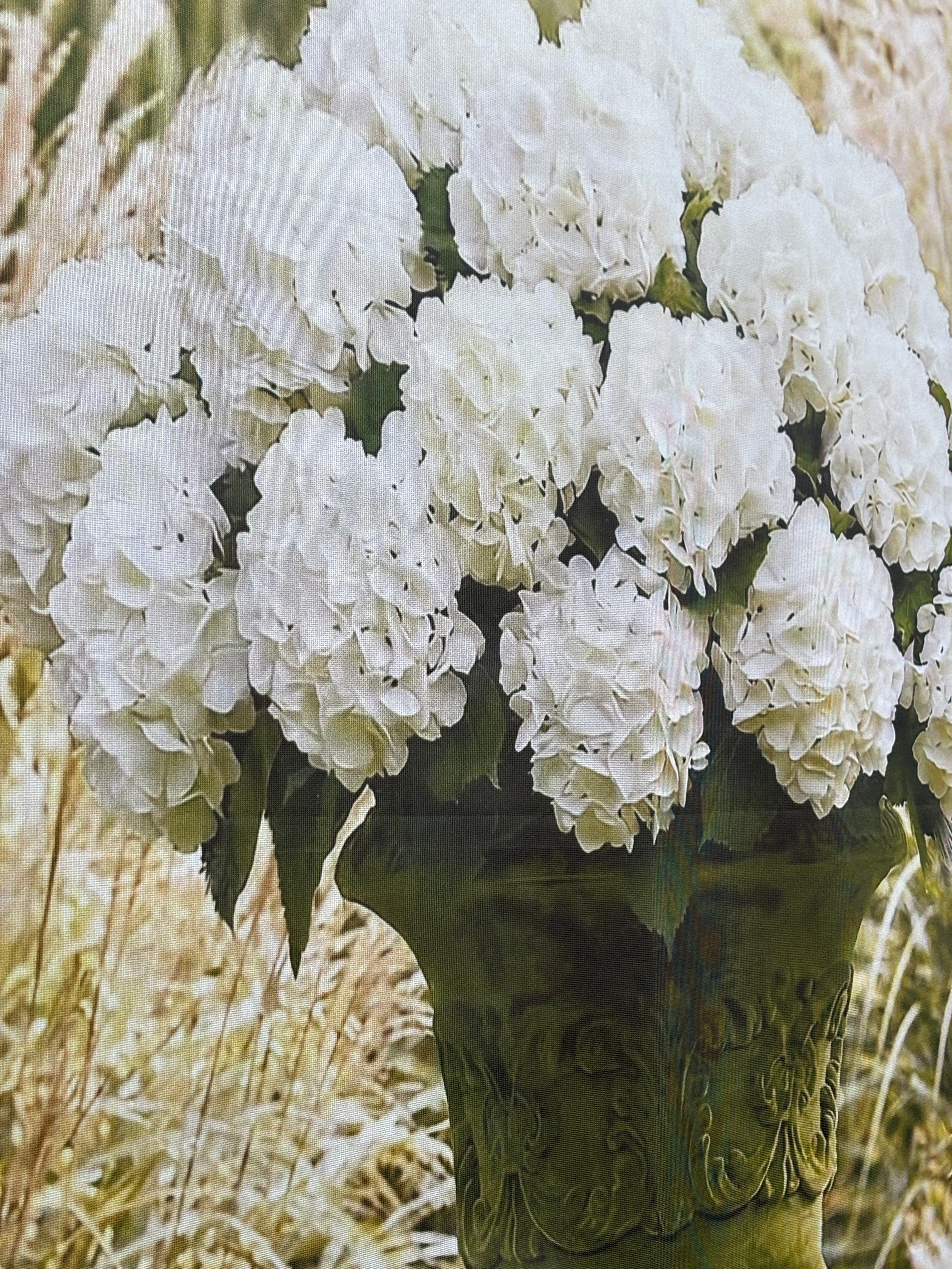 Banner décoratif Vasque Médicis 75x180cm – hortensias blancs vasque ornementale herbes dorées décoration vitrine