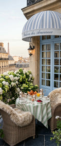 Banner décoratif Balcon des amoureux - Balcon parisien haussmannien avec petit-déjeuner croissant cappuccino, hortensias blancs et vue sur Paris