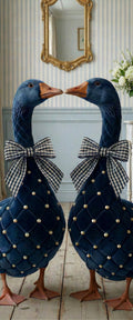 Banner décoratif Bisous de velours - Deux oies décoratives velours bleu marine avec nœuds vichy noir et blanc, perles dorées, miroir rococo, papier peint rayé, ambiance cottage chic