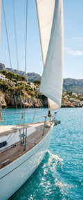 Banner décoratif Bleu azur - Voilier blanc avec voile gonflée sur mer turquoise méditerranéenne, falaises blanches en arrière-plan