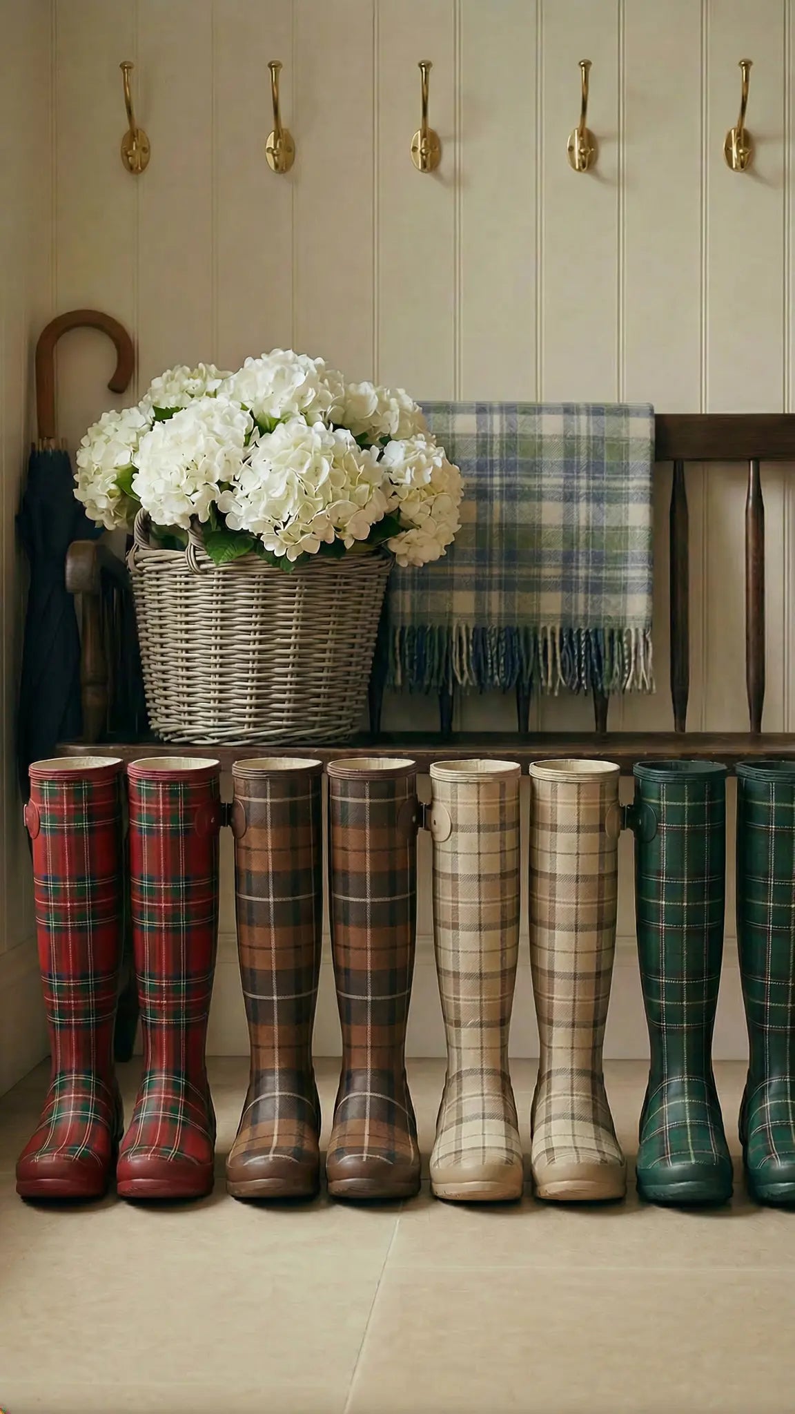 Banner décoratif Bottes cottages - Bottes inspirées style Hunter tartan écossais alignées, hortensias blancs en bois avec panier osier, plaid tartan, patères dorées, ambiance cottage anglais