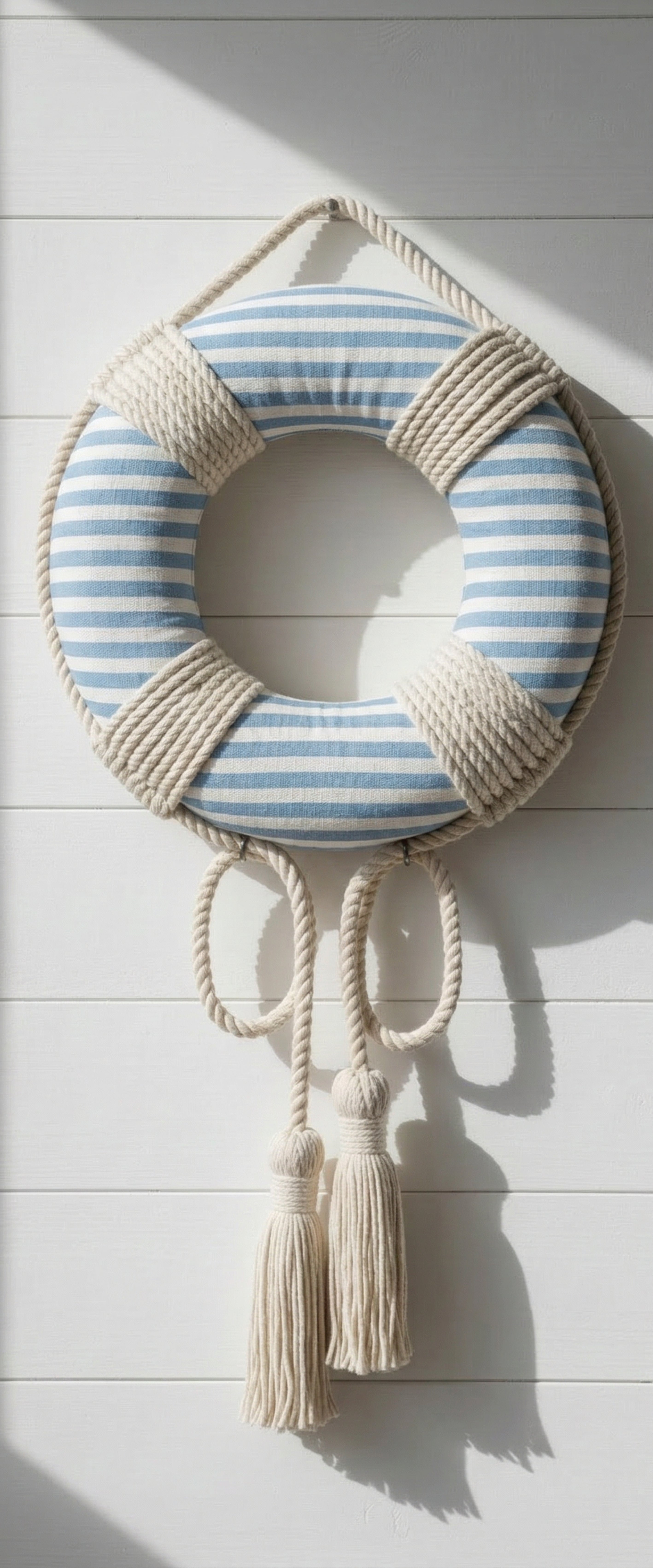 Banner décoratif Bouée rayée bleue - Bouée de sauvetage rayée bleu et blanc avec cordages et pompons macramé, ambiance nautique