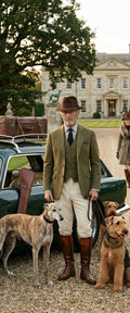 Banner décoratif Cavalerie gang - Gentleman en costume vert olive avec lévrier gris et terrier roux devant manoir anglais et voiture vintage