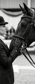Banner décoratif Cavalière & horse - Photo noir et blanc cavalière en tenue d'équitation noire avec cheval noir, moment de complicité intime