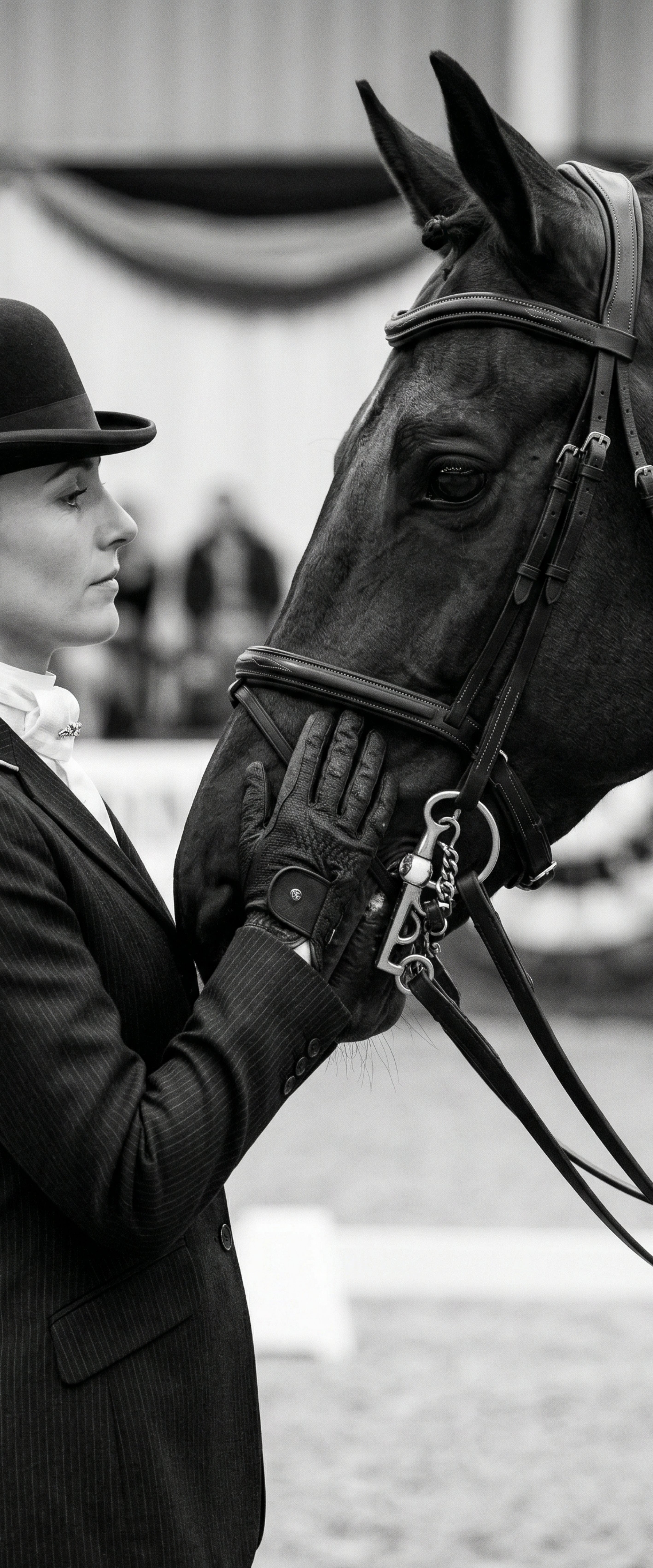 Banner décoratif Cavalière & horse - Photo noir et blanc cavalière en tenue d'équitation noire avec cheval noir, moment de complicité intime
