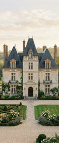 Banner décoratif Chateau - Château français en pierre avec toits en ardoise bleu-gris, jardin à la française avec topiaires et rosiers blancs