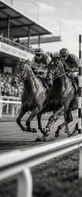 Banner décoratif Course hippique - Deux jockeys au galop sur hippodrome, photo noir et blanc dynamique, ambiance course de chevaux élégante