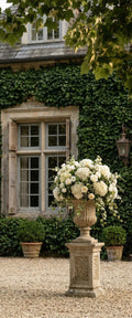 Banner décoratif Maison de campagne - Façade en pierre couverte de lierre avec urne Médicis d'hortensias blancs, ambiance manoir romantique