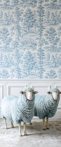 Banner décoratif Mouton bleu ciel - Deux moutons décoratifs bleu pastel, papier peint Toile de Jouy bleu scènes champêtres, boiseries blanches, ambiance cottage élégante