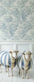 Banner décoratif Moutons rayés - Deux moutons décoratifs avec manteaux rayés bleu et blanc, papier peint Toile de Jouy bleu, boiseries blanches, ambiance cottage