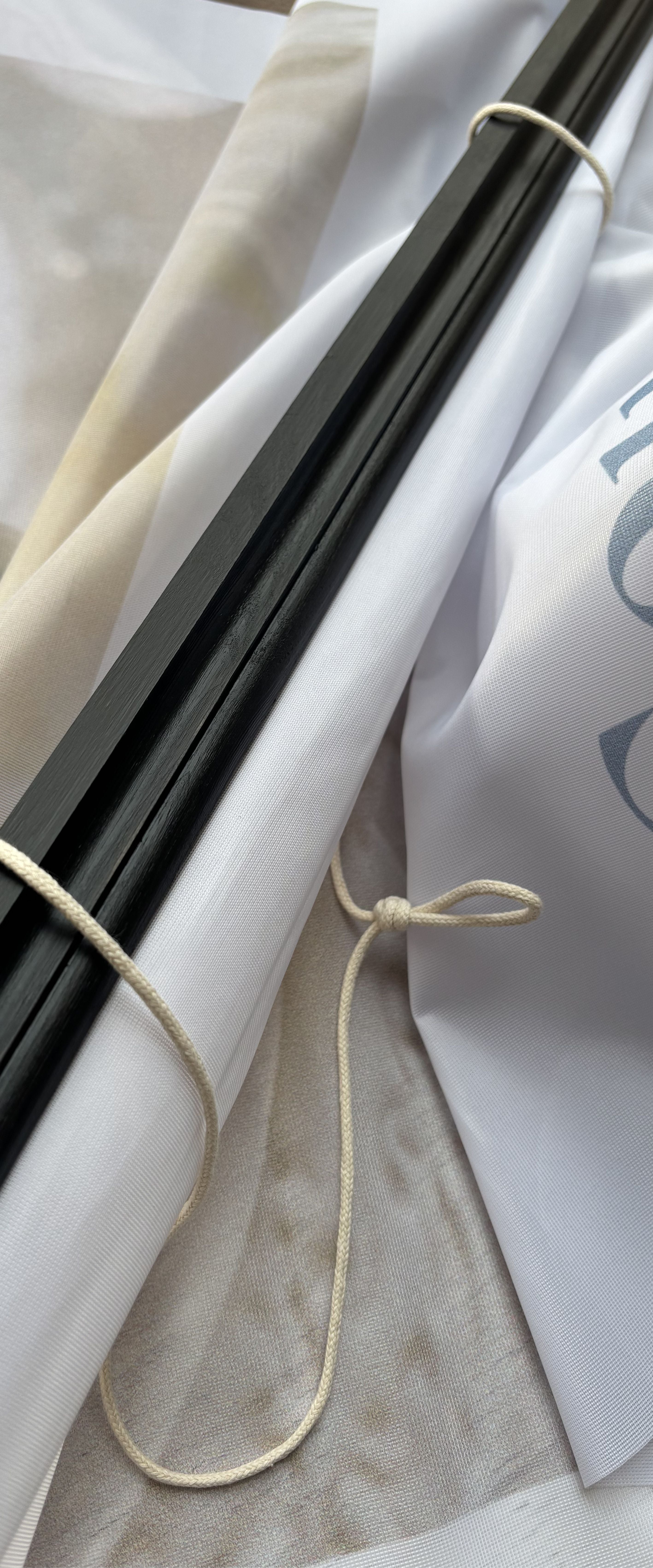 Banner Oeuf à la coque - Système de suspension avec corde de qualité et barre noire