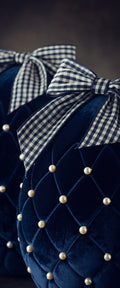 Banner décoratif Oeufs velours - Œufs décoratifs velours bleu marine capitonné avec perles dorées et nœuds vichy noir et blanc, ambiance élégante