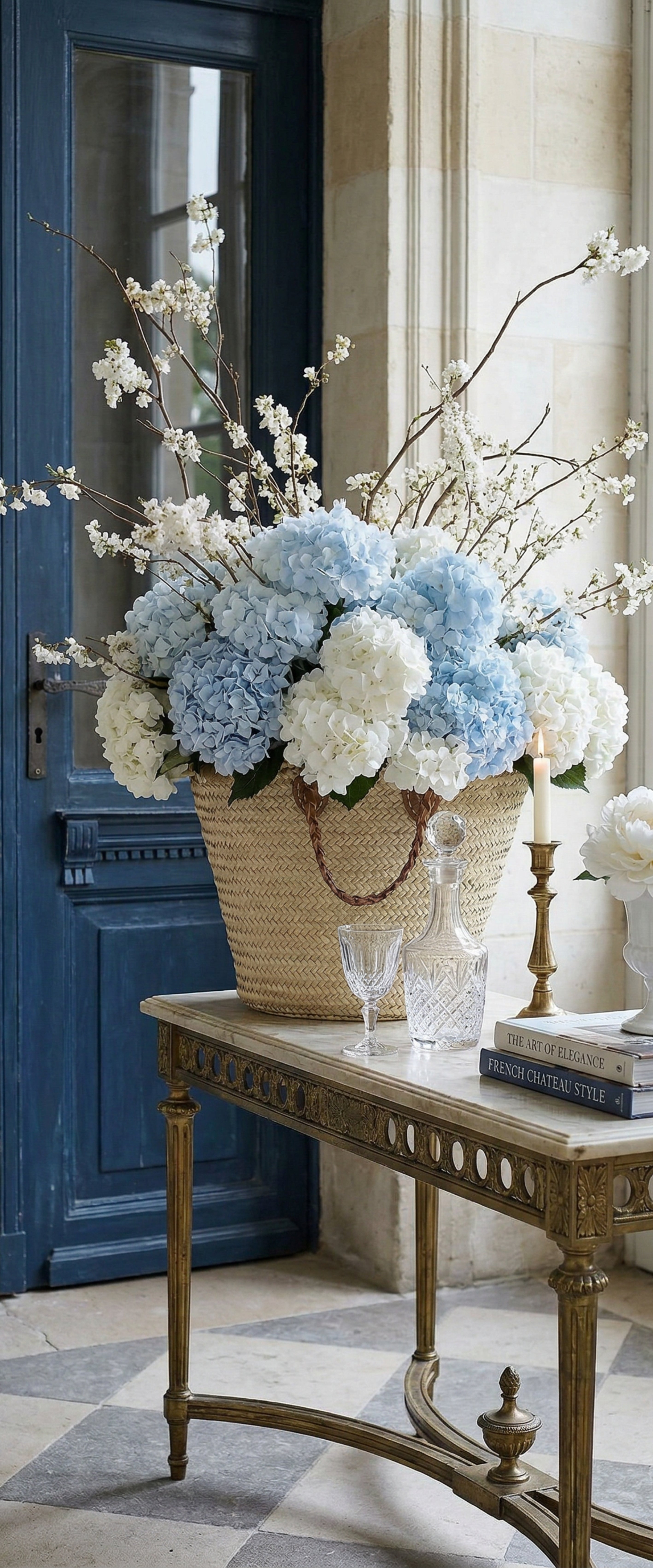 Banner décoratif Panier d'hortensias - Grand panier osier avec hortensias bleus et blancs, branches fleuries, console dorée, porte bleu marine, ambiance élégante