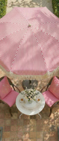 Banner décoratif Parasol rayé rose - Parasol rayé rose et blanc avec chaises en rotin avec coussins roses, gypsophile et bougies, ambiance romantique