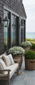 Banner décoratif Pavillon des dunes - Pavillon en bardeaux gris avec portes noires, marguerites blanches et vue sur mer, style Hamptons