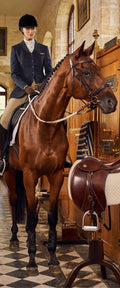 Banner décoratif Sellerie noble - Cavalière en tenue d'équitation bleu marine avec cheval alezan dans sellerie aristocratique, sol damier noir et blanc