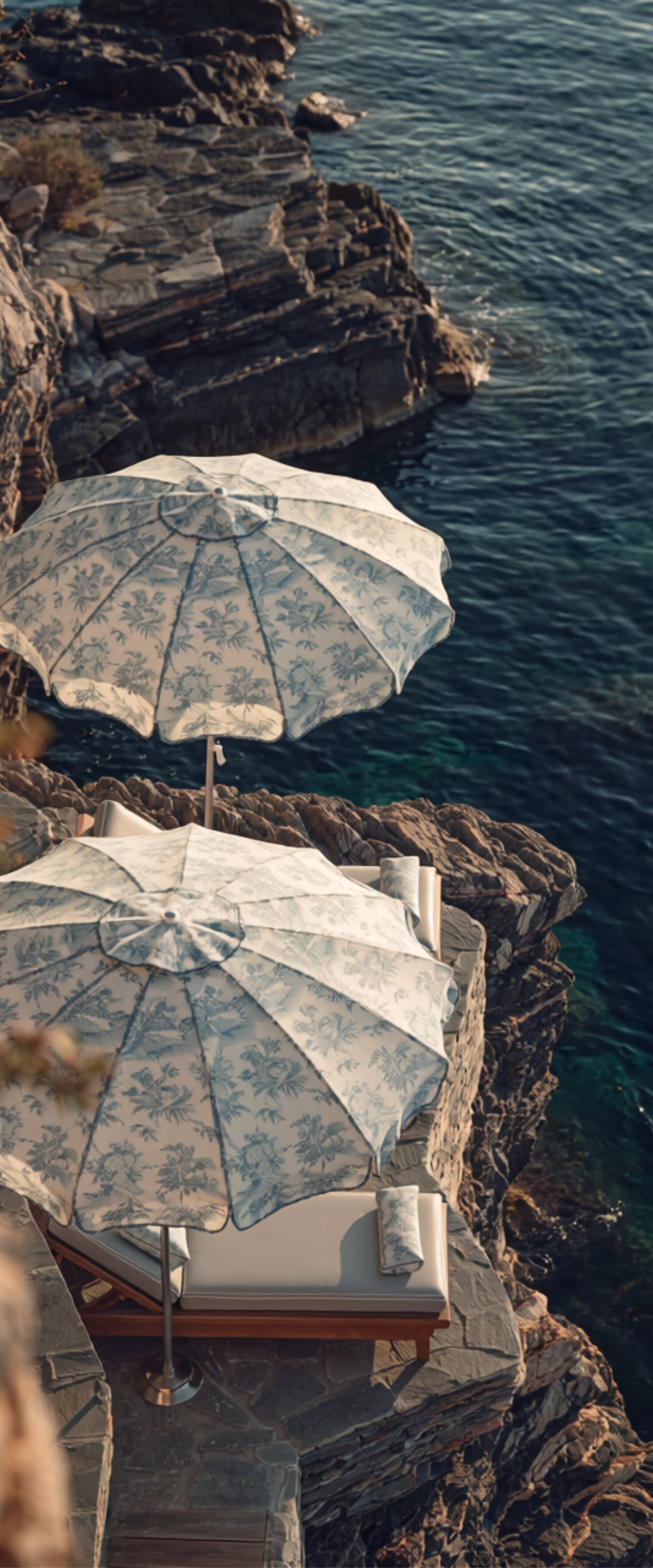 Banner décoratif Sieste - Crique méditerranéenne avec parasols Toile de Jouy beige et vert, transats blancs, rochers, eau turquoise, ambiance luxe bord de mer