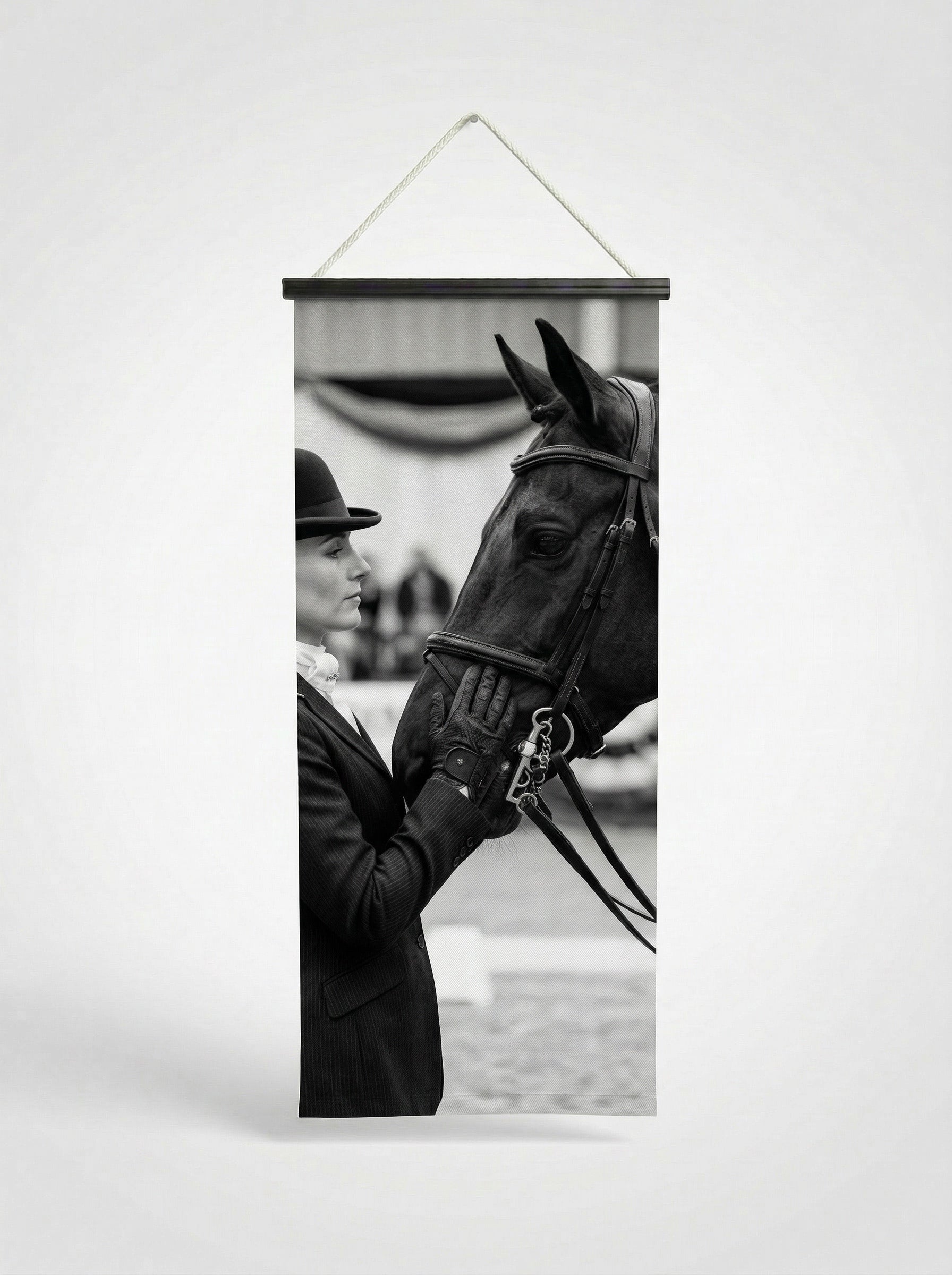 Banner Cavalière & horse 75x180cm - Vue complète avec fixation bois noir mat