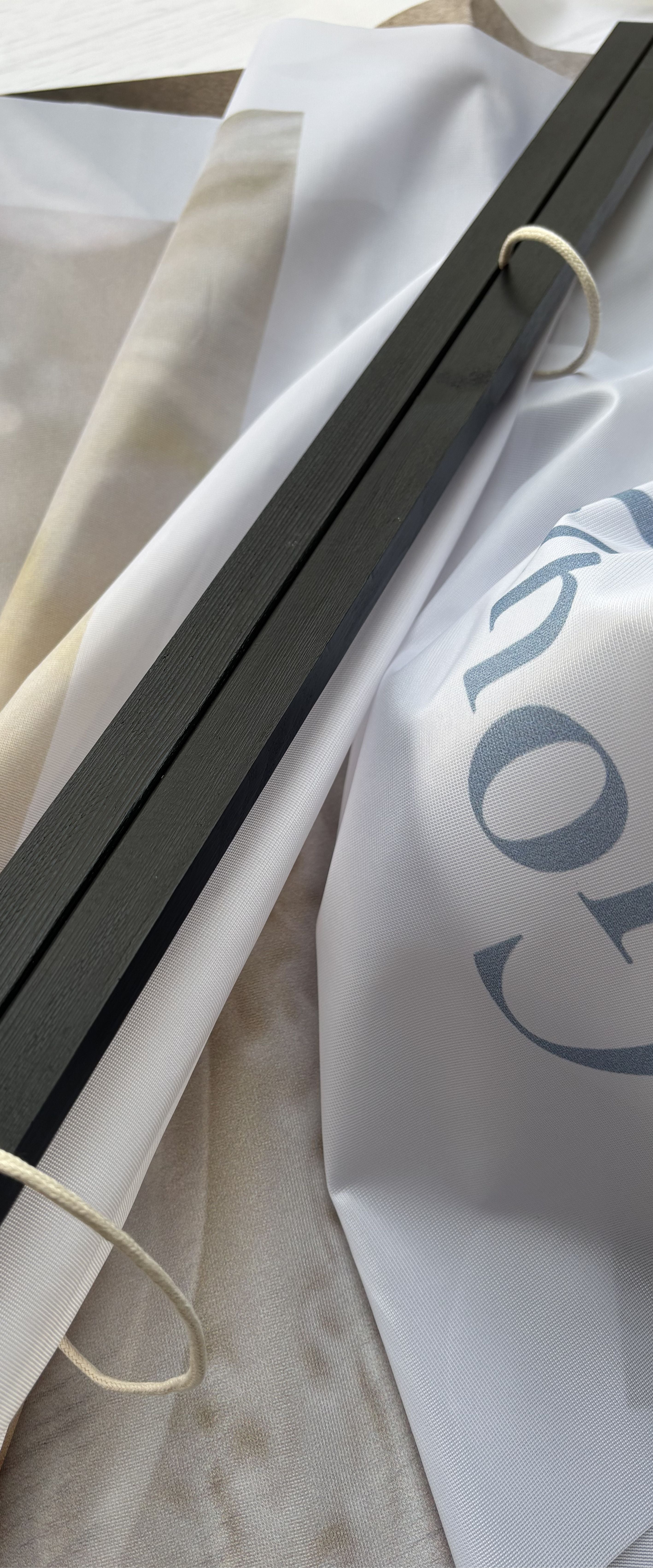 Banner Oeuf à la coque - Finition artisanale barre de fixation bois noir mat