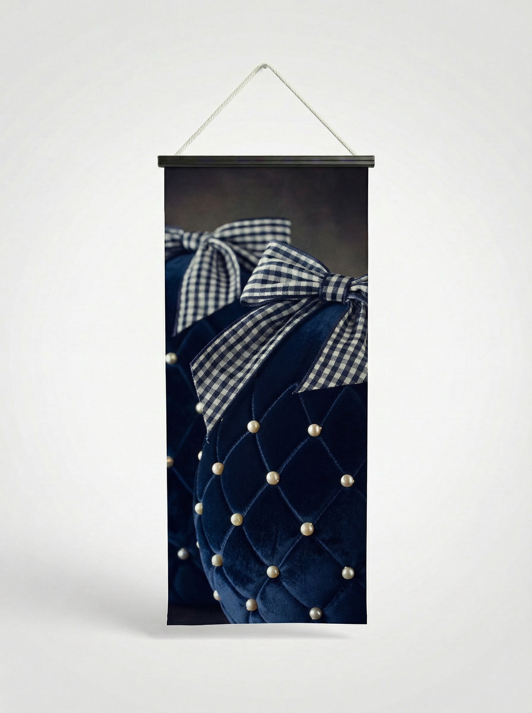 Banner Oeufs velours 75x180cm - Vue complète avec fixation bois noir mat et corde de suspension