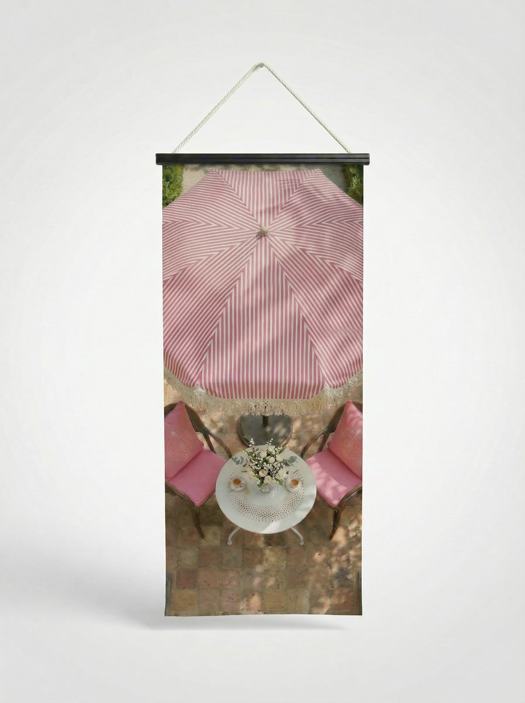Banner Parasol rayé rose 75x180cm - Vue complète avec fixation bois noir mat et corde d’attache en coton